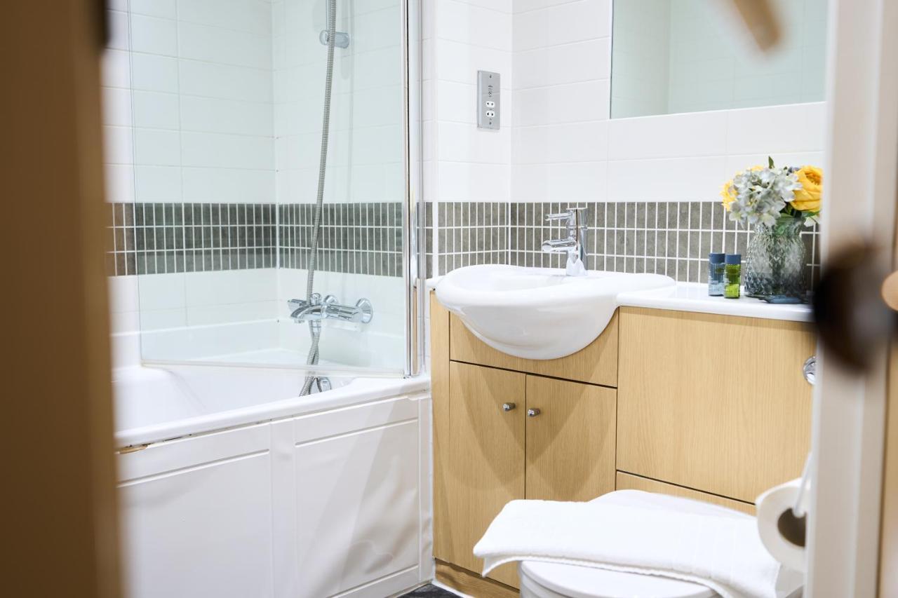 Shortstaymk Vizion Apartments, With Free Superfast Wi-Fi, Parking, Sky Sports And Movies Milton Keynes Bagian luar foto